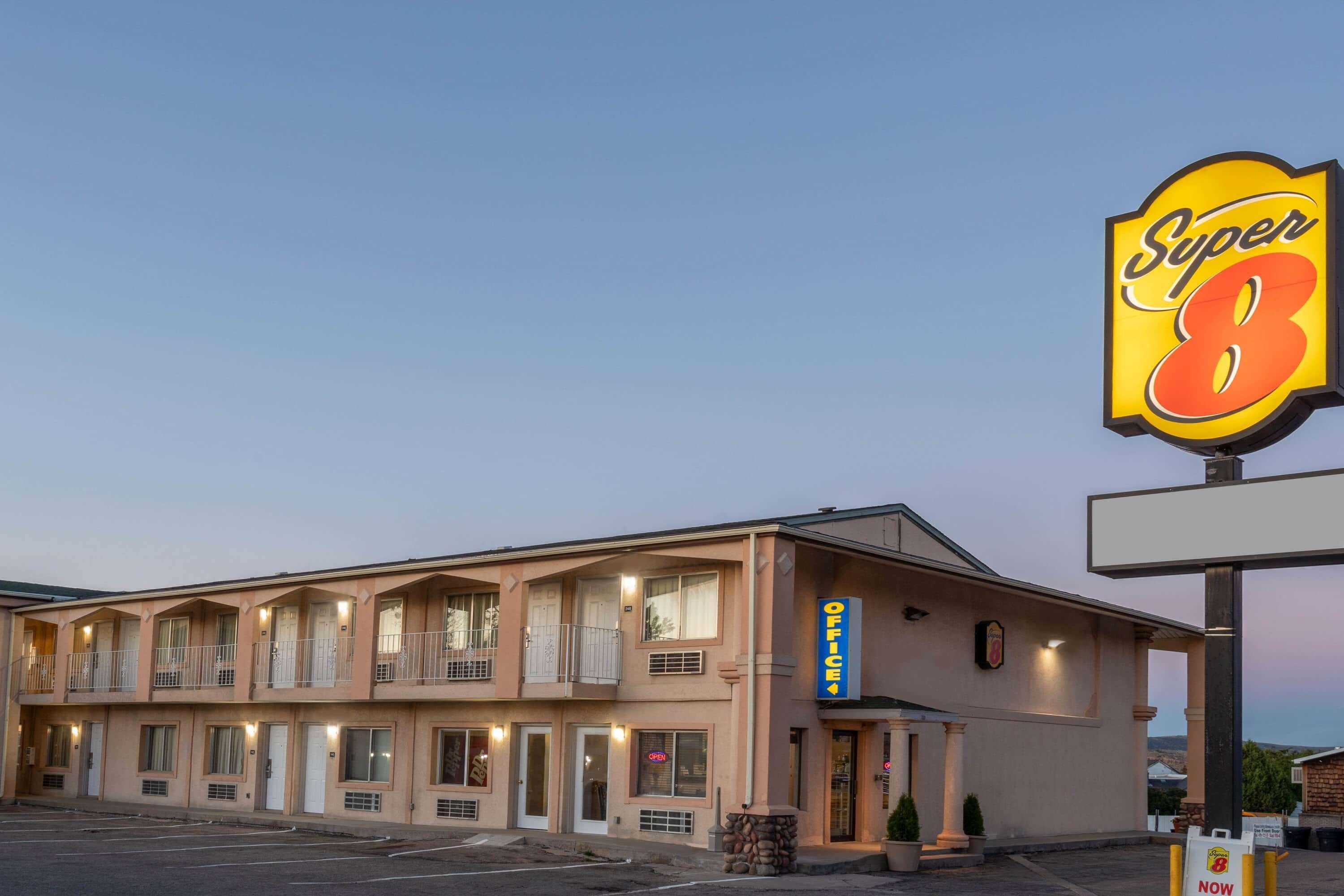 Super 8 By Wyndham Evanston Buitenkant foto